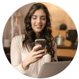 Femme résiliant un contrat via son mobile