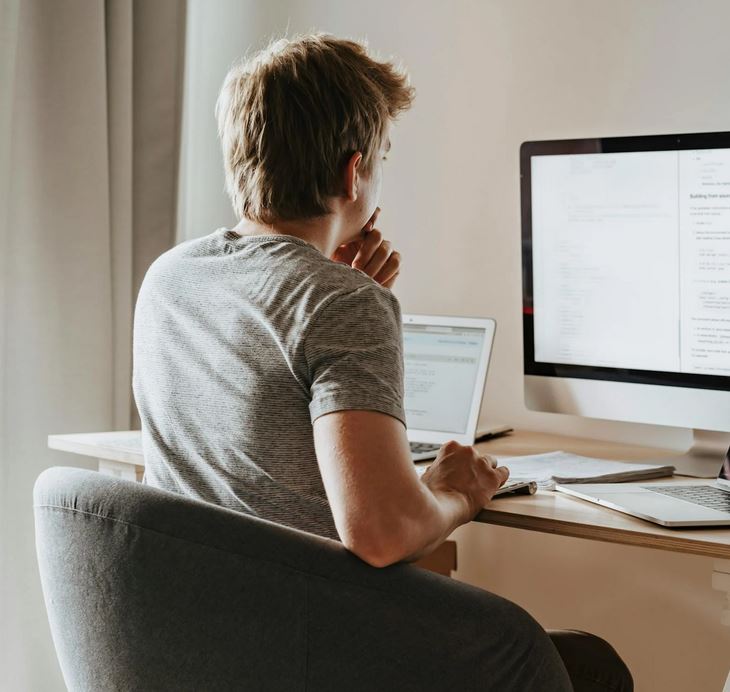 Homme résiliant un contrat sur son ordinateur