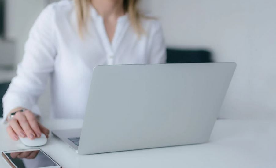 femme blonde résiliant en ligne son compte Klarna