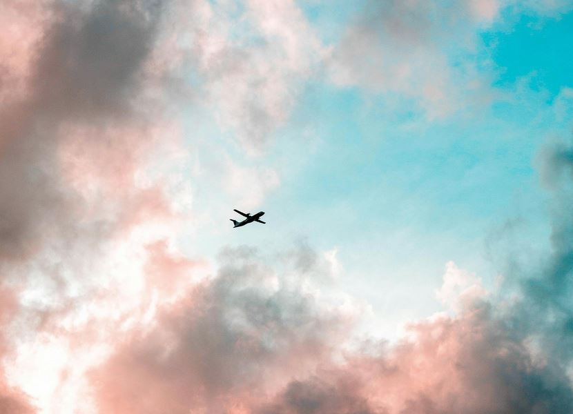 Avion dans un ciel nuageux