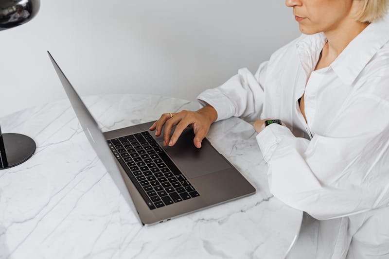 femme fermant son compte HiPay depuis son ordinateur
