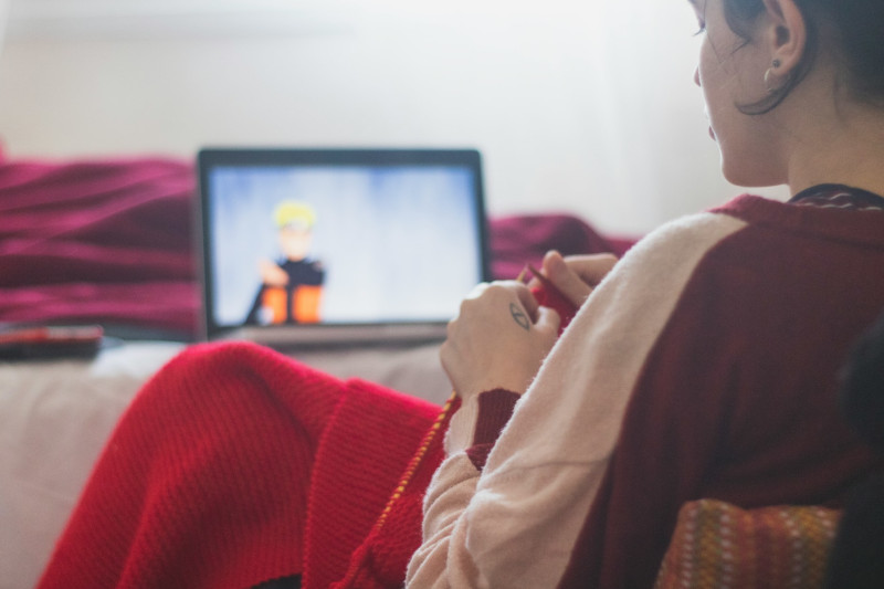 femme regardant un animé japonais sur Cacaoweb
