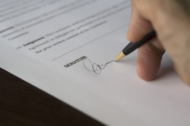 personne signant sa lettre de résiliation adressée à FMA