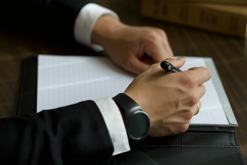 homme écrivant une lettre de résiliation pour une assurance MGEN