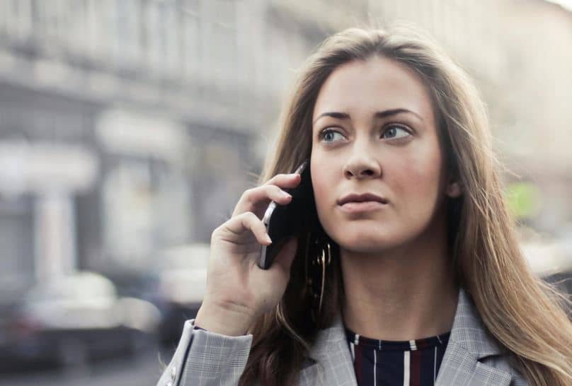 Femme résiliant un contrat par téléphone