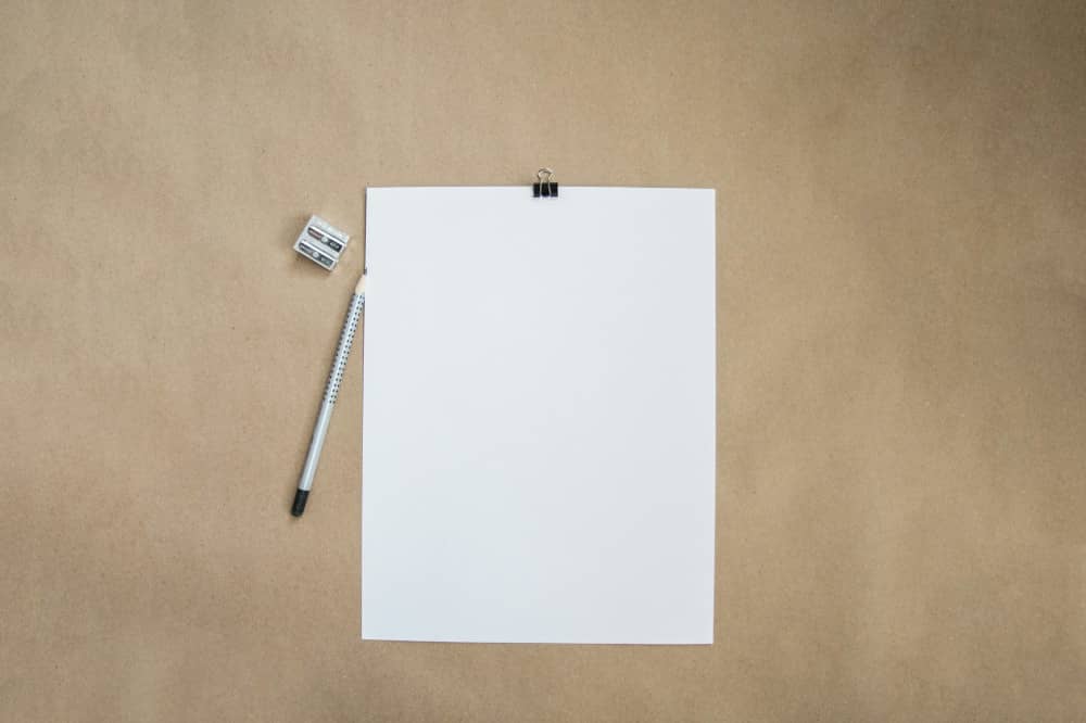 papier et crayon utilisés pour rédiger une lettre de résiliation pour ORPI