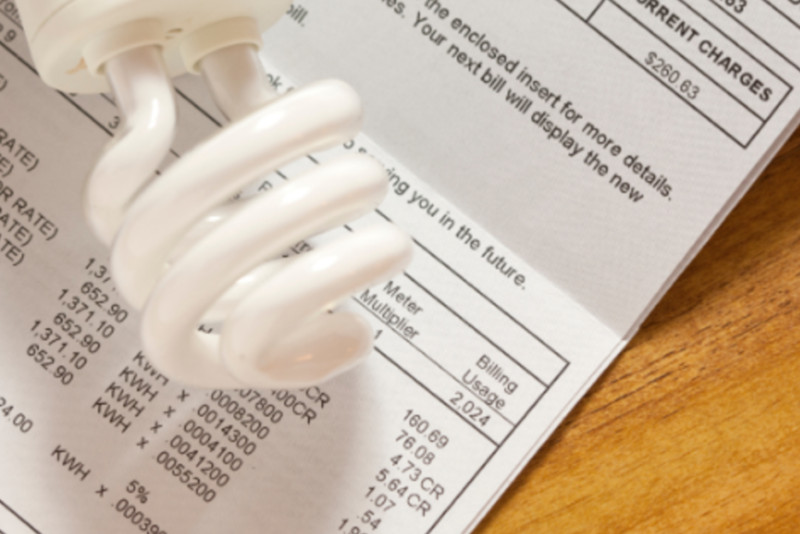 ampoule posée sur un contrat d'énergie