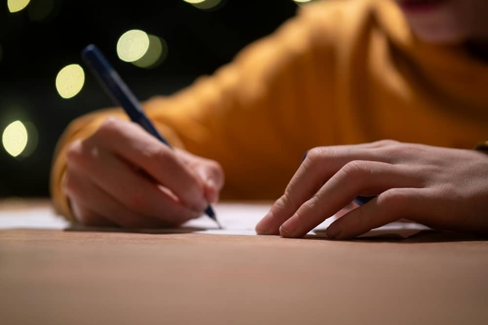personne en train d'écrire une lettre de résiliation pour Force Ouvrière