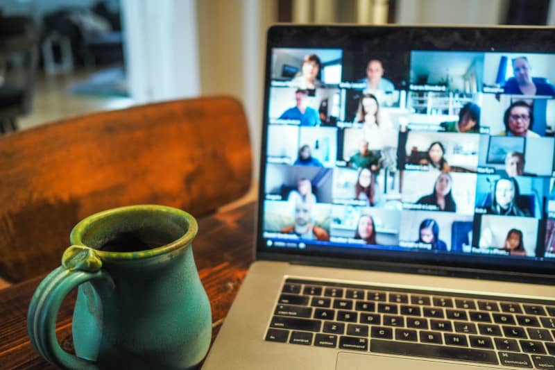 écran d'un pc portable pendant un appel international Google Meet