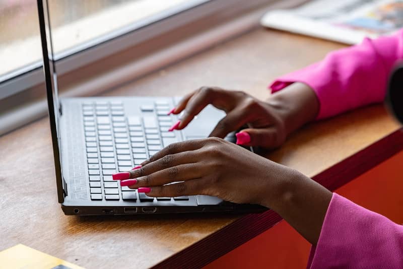 femme résiliant son abonnement RMC Sport depuis un ordinateur portable