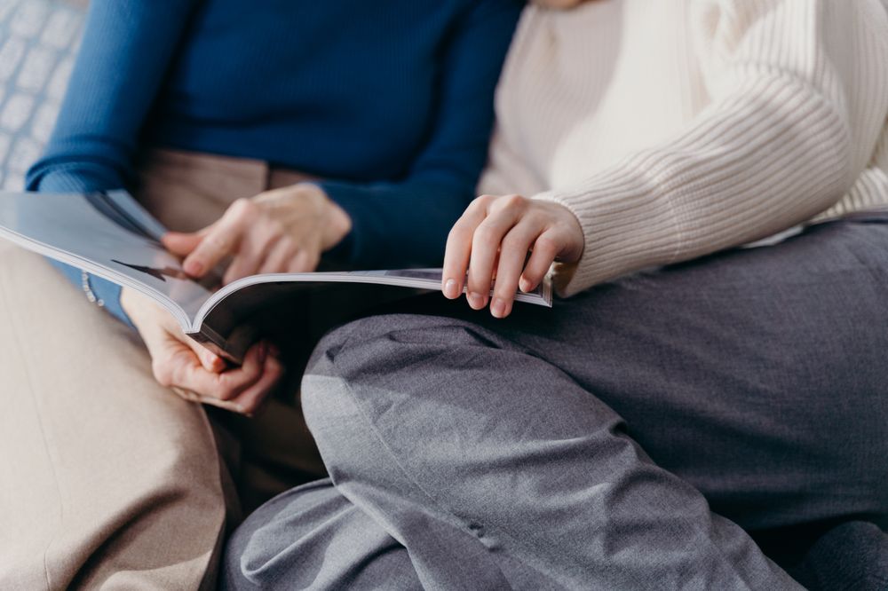 deux personnes feuilletant un magazine Télé 7 Jours