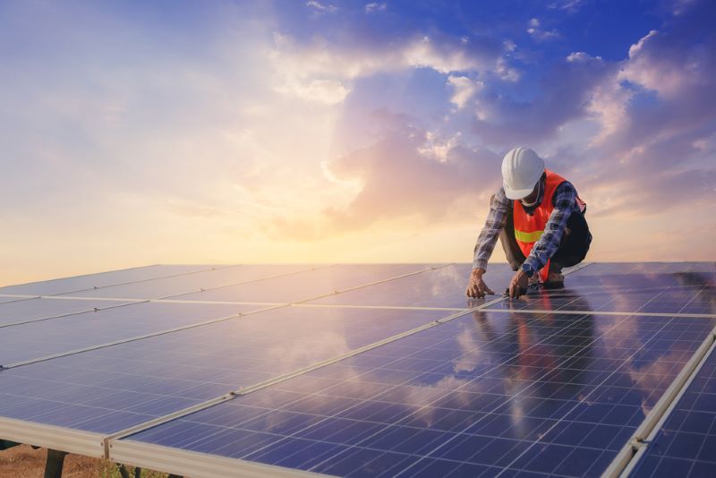 Un professionnel Alterna pose des panneaux photovoltaïques sur un toit
