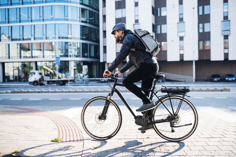Un homme se déplace à vélo dans Nantes, grâce à Bicloo. 