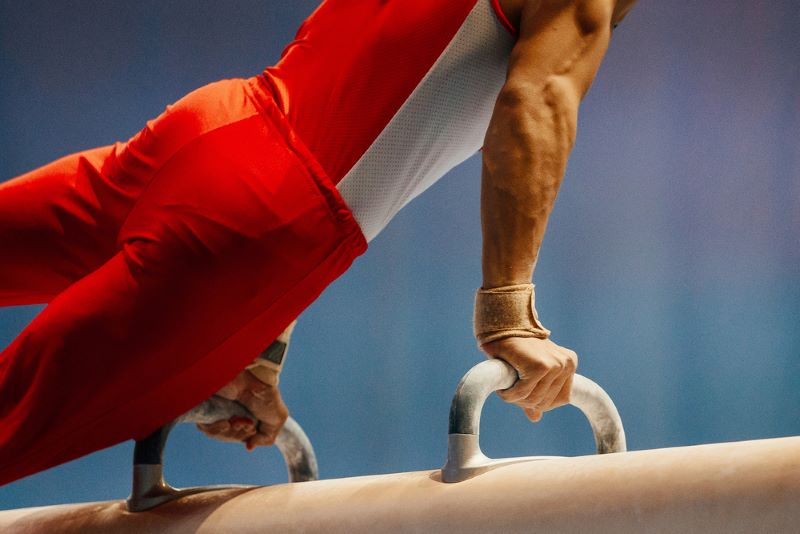 Un homme fait de la gymnastique par le biais des salles de sport Club Med. 