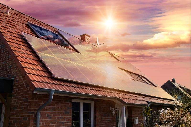 Maison rénovée équipée de panneaux photovoltaïques, pour une énergie propre