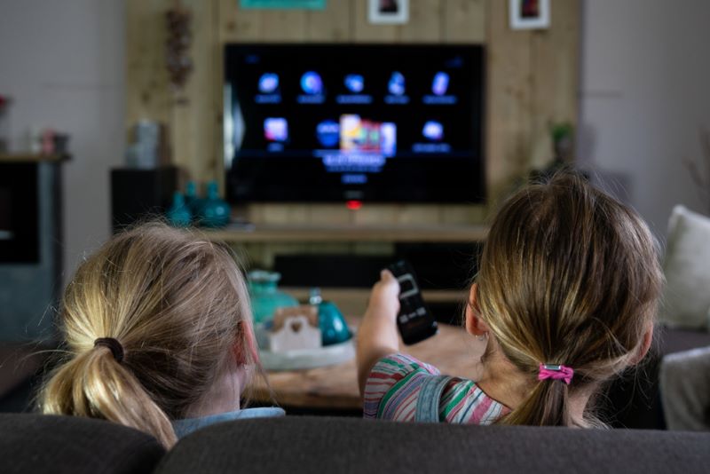Deux fillettes regardent la télévision grâce à un abonnement Fransat