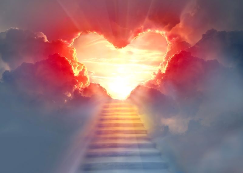 Un cœur illuminé par le soleil en haut d'un escalier
