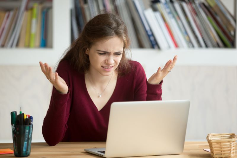 Une femme a peur et s'énerve car son ordinateur est en panne