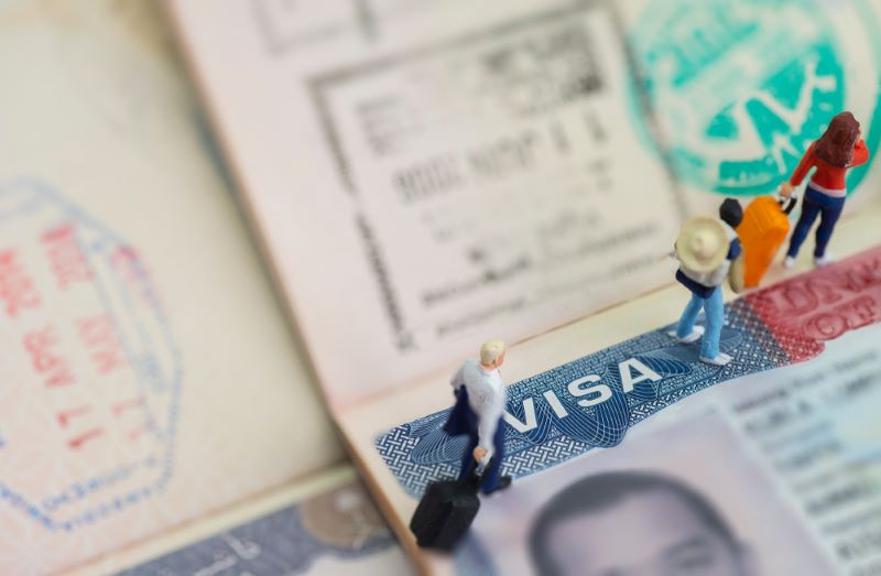 Image symbolisant l'expatriation avec des personnages et un passeport ouvert