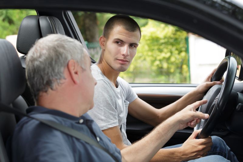 Un père apprend à son fils à conduire grâce à une formule de conduite accompagnée Ornikar