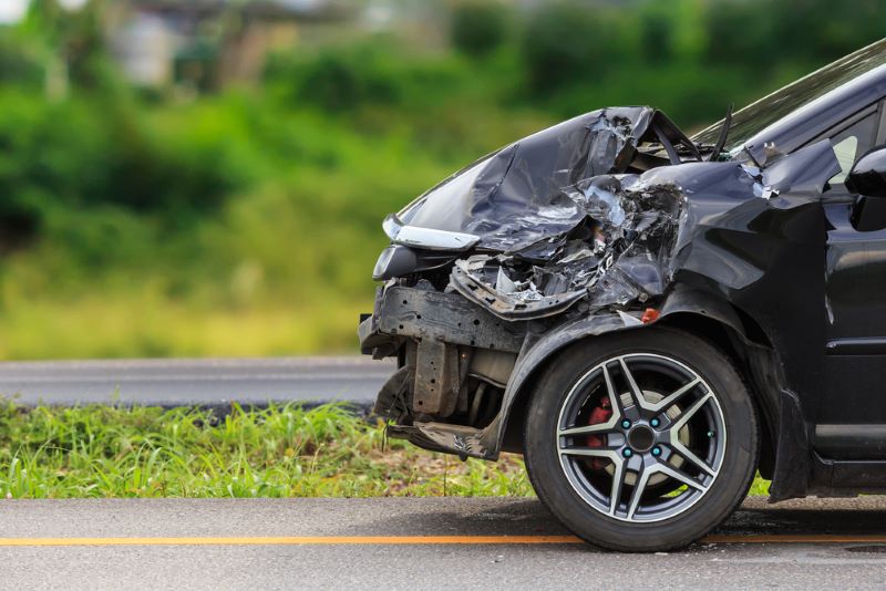 Une voiture accidentée qui vient de percuter une barrière d'autoroute. 