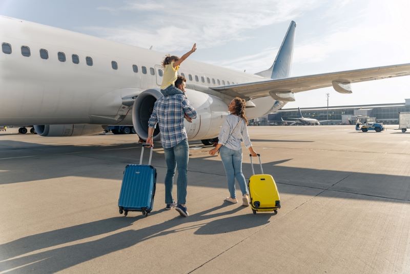 Des passagers arrivent à proximité de l'avion 