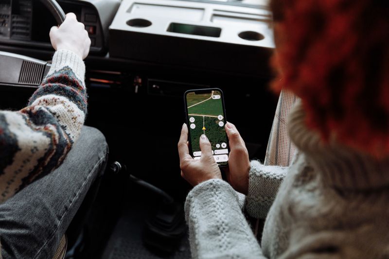 femme utilisant le GPS via l'application mobile Coyote