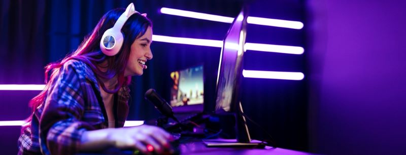 Adolescente qui joue à son abonnement de jeux en ligne