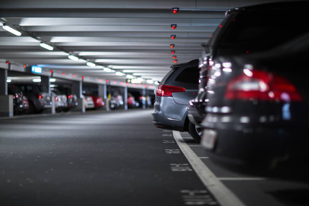 voitures garées dans un parking géré par Q-Park