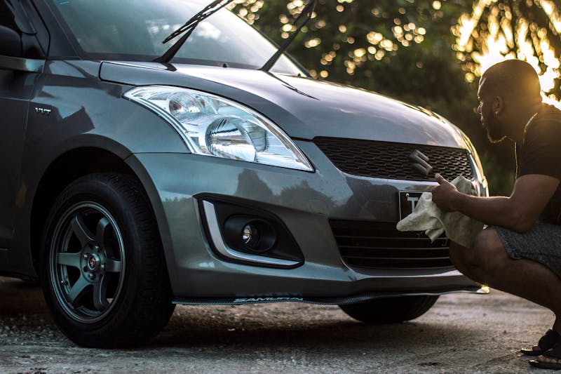 homme nettoyant sa voiture de location Sixt