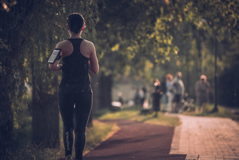 femme faisant son footing avec l'application Adidas Runtastic sur son smartphone