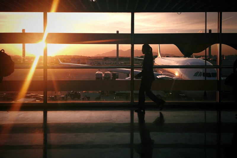 cliente Admirals Club dans un aéroport au coucher du soleil