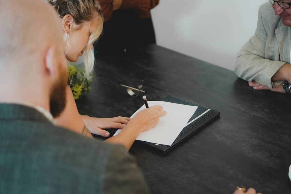 groupe de personnes résiliant un contrat chez AGIPI