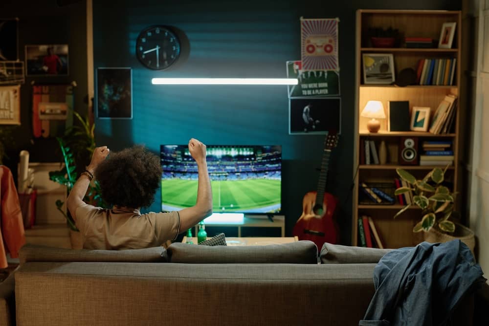 homme regardant un match de foot via Apple TV+