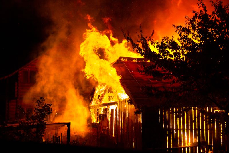 Une maison brûle dans un incendie 