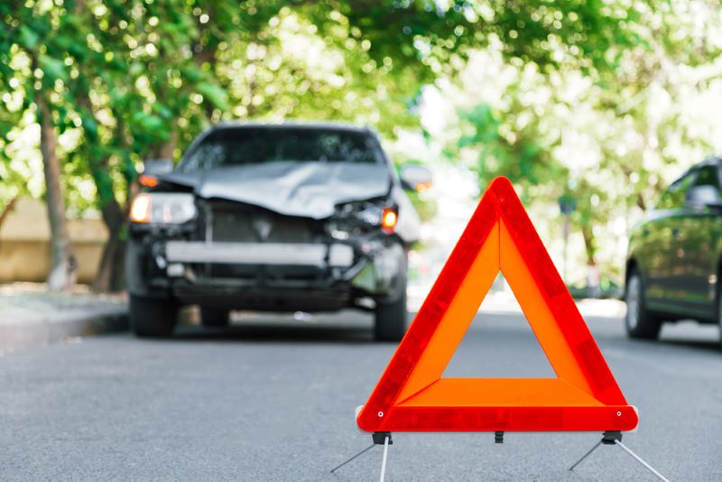 Triangle de signalisation pour prévenir de la présence d'une voiture accidentée