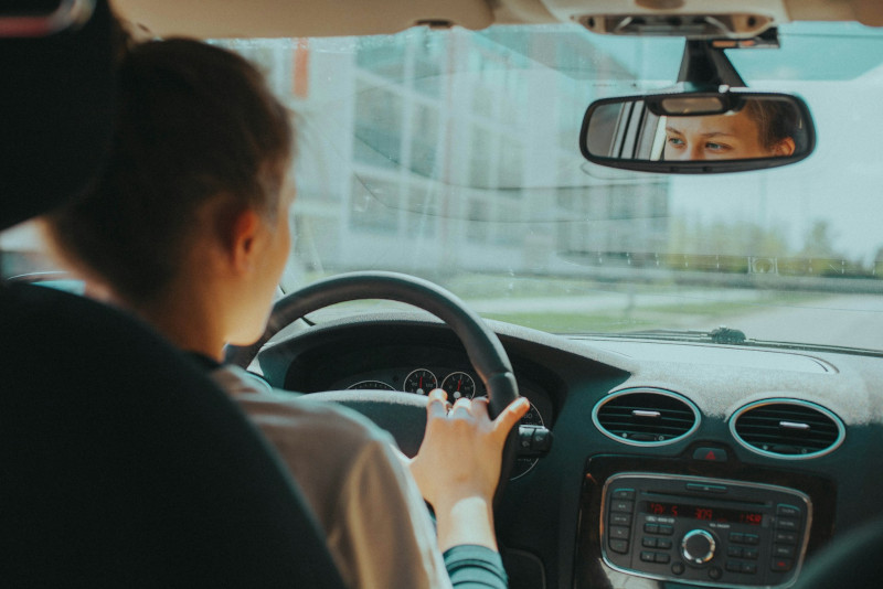 femme au volant d'une voiture assurée par Assurpeople