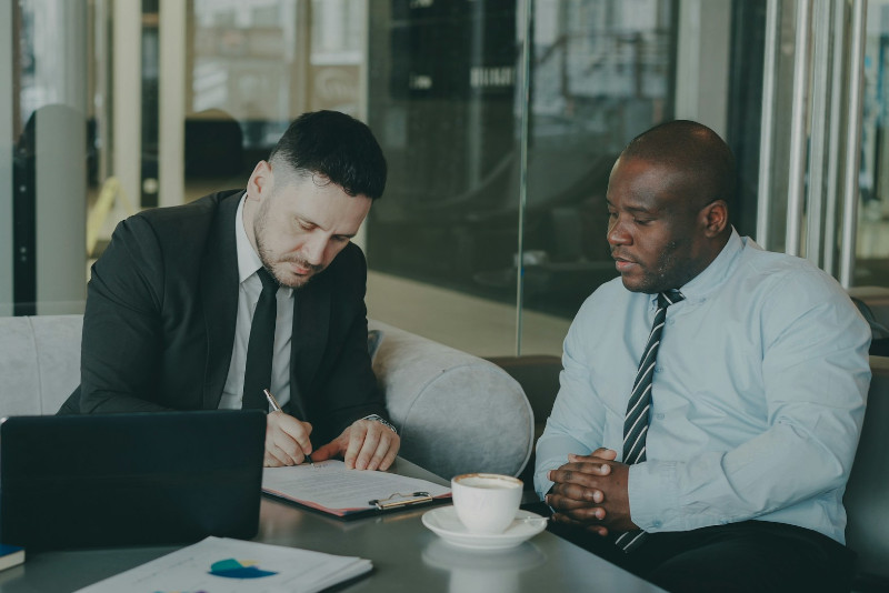 deux hommes résiliant une assurance Crédit Coopératif