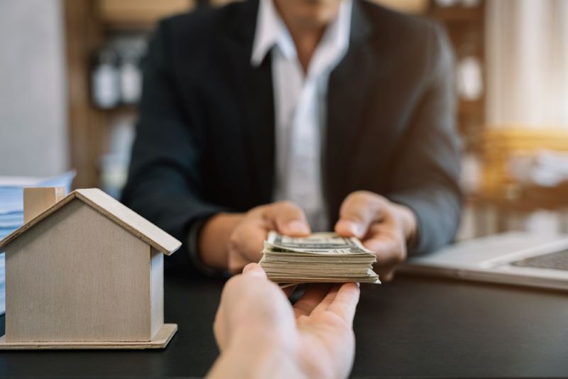 Un banquier prête une somme d'argent à un client pour qu'il s'achète sa maison