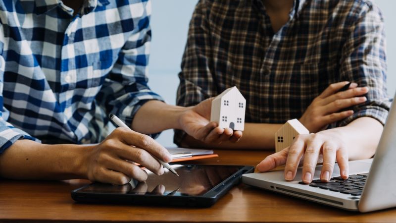 Deux hommes échangent au sujet d'un contrat d'assurance habitation Amaguiz