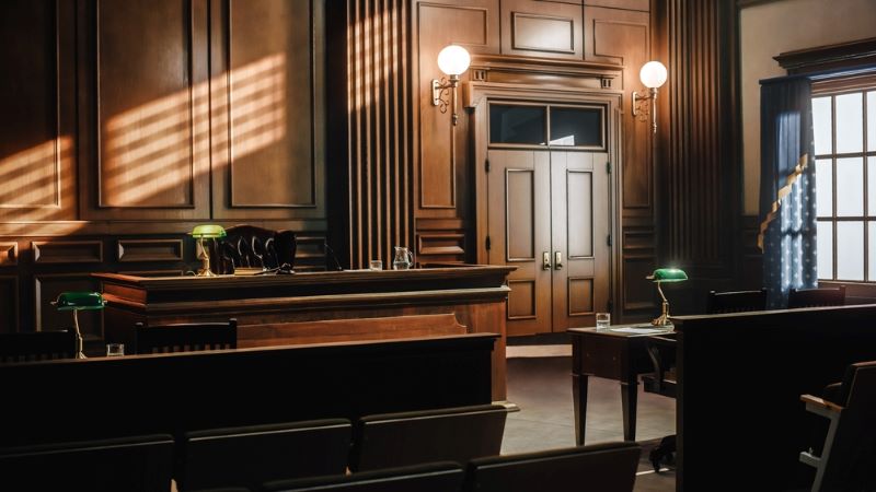 Salle d'audience vide dans un tribunal judiciaire