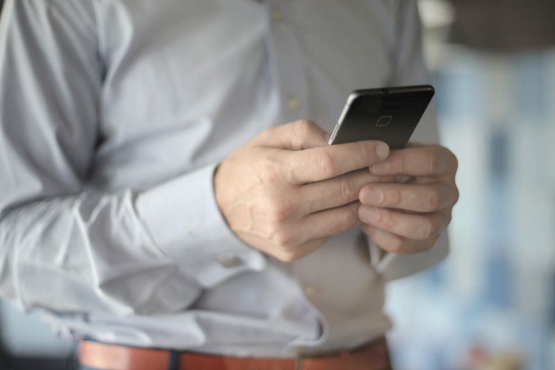 homme résiliant son assurance mobile Fnac depuis son smartphone