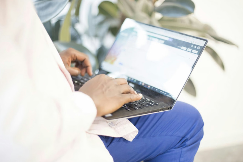 homme résiliant son assurance vie depuis son ordinateur portable