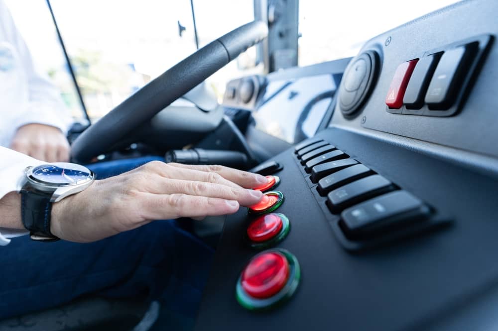 chauffeur au volant d'un bus du réseau Astuce