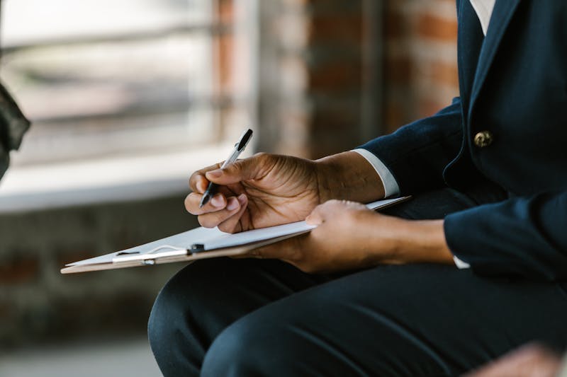 homme écrivant une lettre de résiliation pour Best Assurances