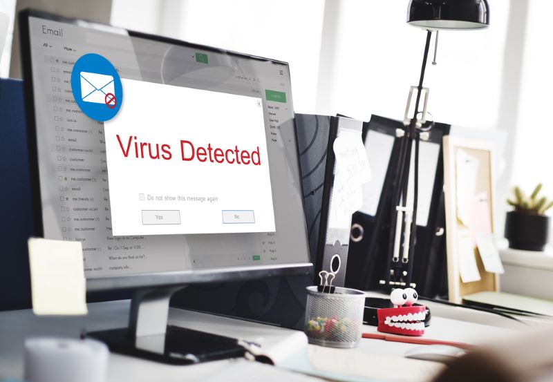 Un ordinateur montre un virus bloqué par Bitdefender et tente de l'éliminer