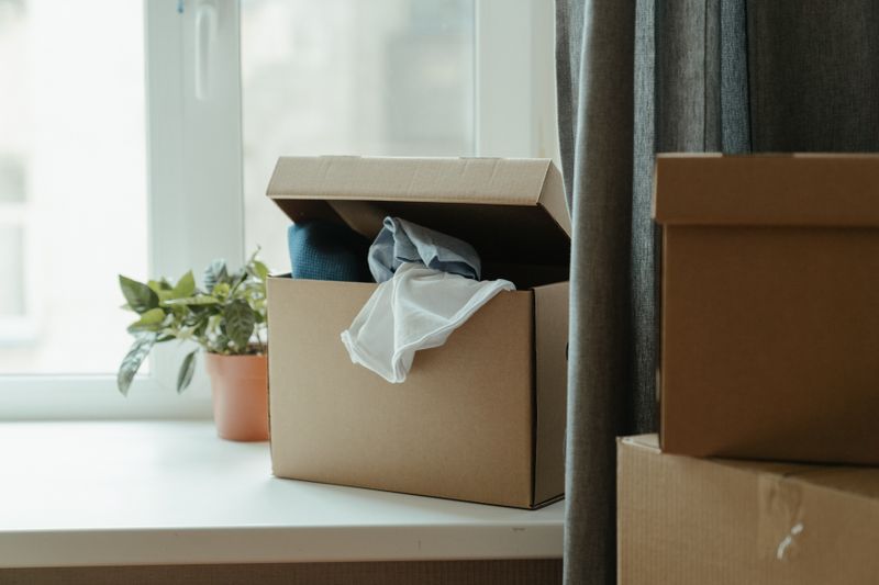 box Le Closet ouverte contenant plusieurs vêtements