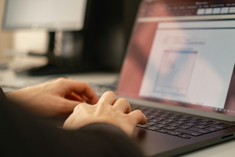 personne résiliant ses dons Care depuis son ordinateur portable