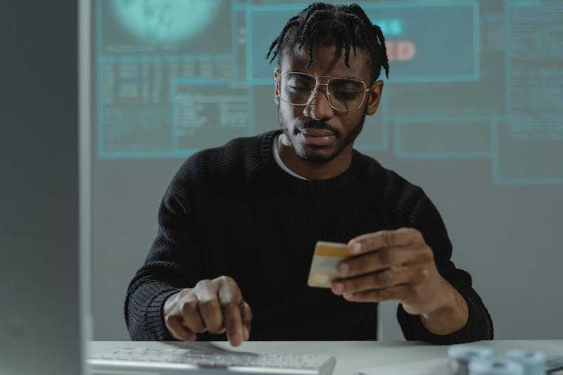 jeune homme en train de regarder les conditions de résiliation d'une carte Franfinance sur son ordinateur
