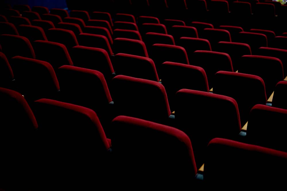 fauteuils rouges dans une salle de cinéma Pathé